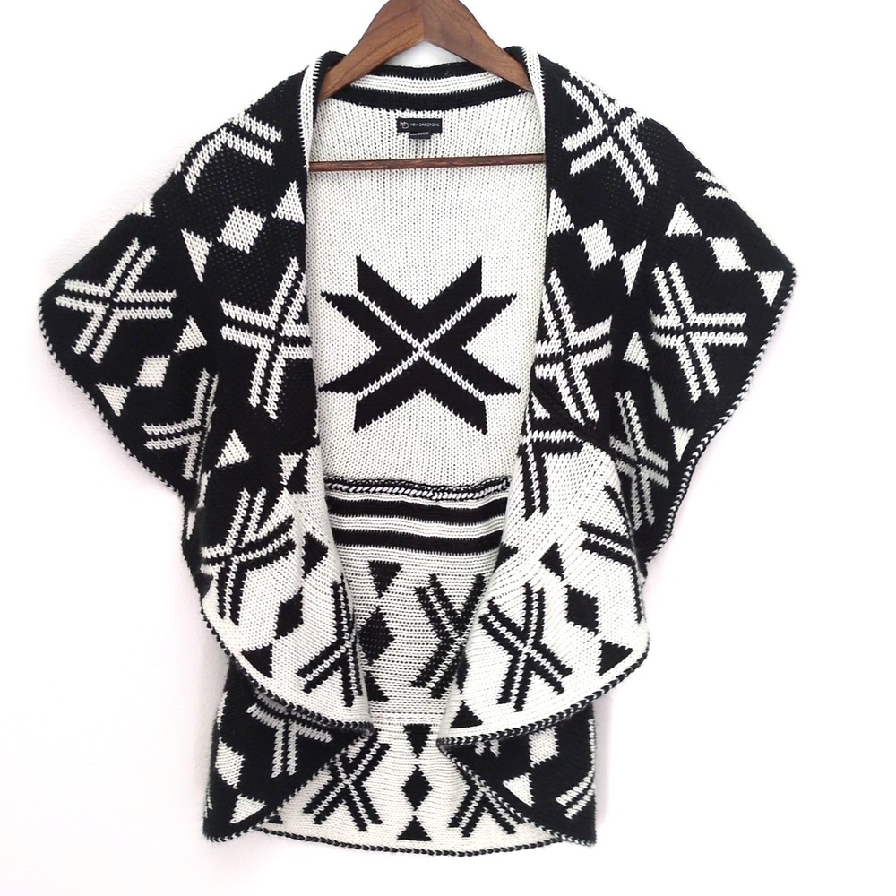 New Direction Black White Sz L Geo Swiss Pattern Open Front Poncho Sweater Vest